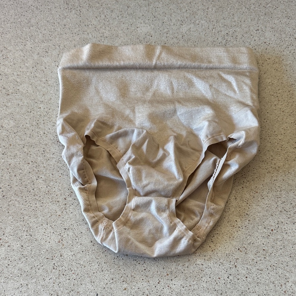 Maidenform Control Top Shape wear Size Medium